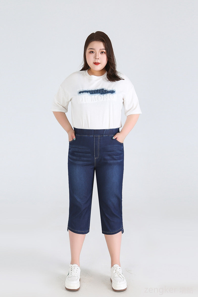 Frau in weißem T-Shirt und blauer Jeans-Caprihose, lässige Mode, Plus-Size-Bekleidung.