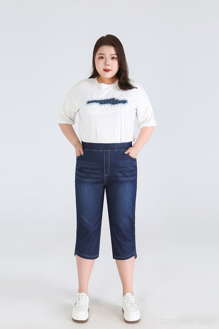 Frau in weißem T-Shirt und blauer Jeans-Caprihose, lässige Mode, Plus-Size-Bekleidung.
