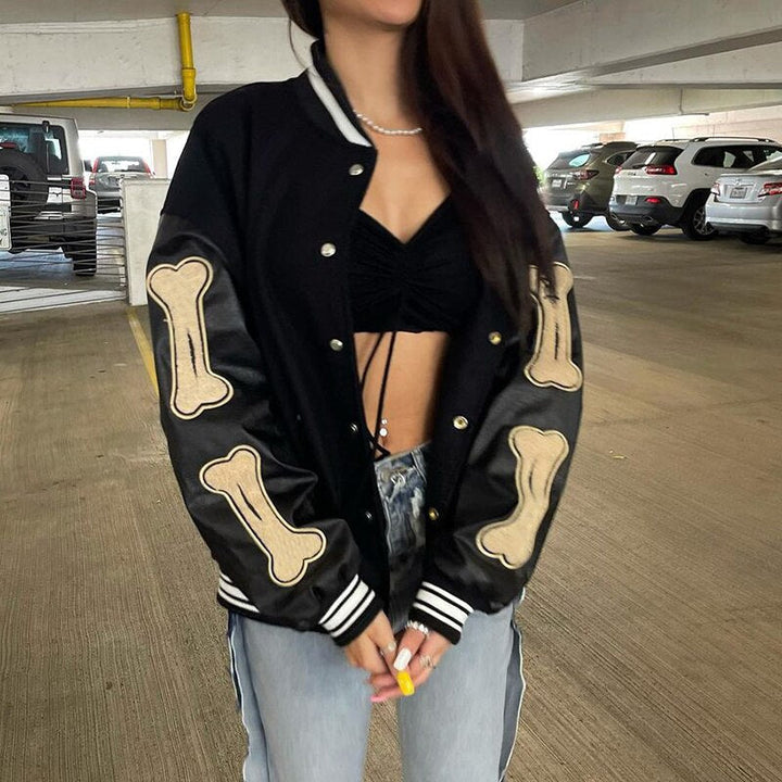 Damen Oversized Baseballjacke, schwarz, Kontrastfarbe, Knochenmuster, modisch, lässig.