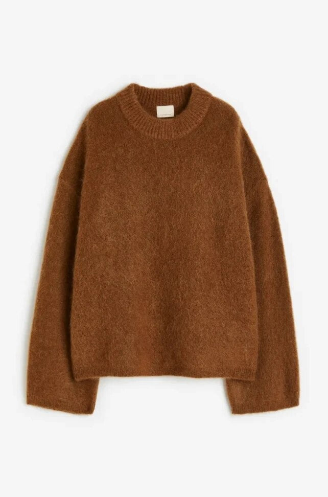 Brauner oversized Damenpullover, lange Ärmel, dicker Strick, Herbstmode 2023.