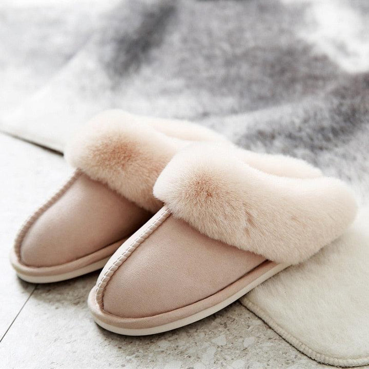 Beige Damen Hausschuhe mit Kunstfell, warm, gemütlich, rutschfest, Wintermode, Schlafzimmer.