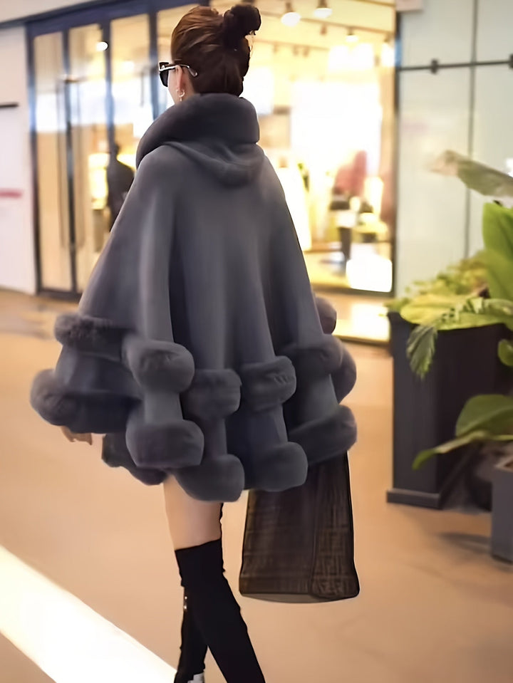 Frau in grauem Pelzmantel, trägt schwarze Stiefel, Einkaufszentrum, Mode, Winterkleidung