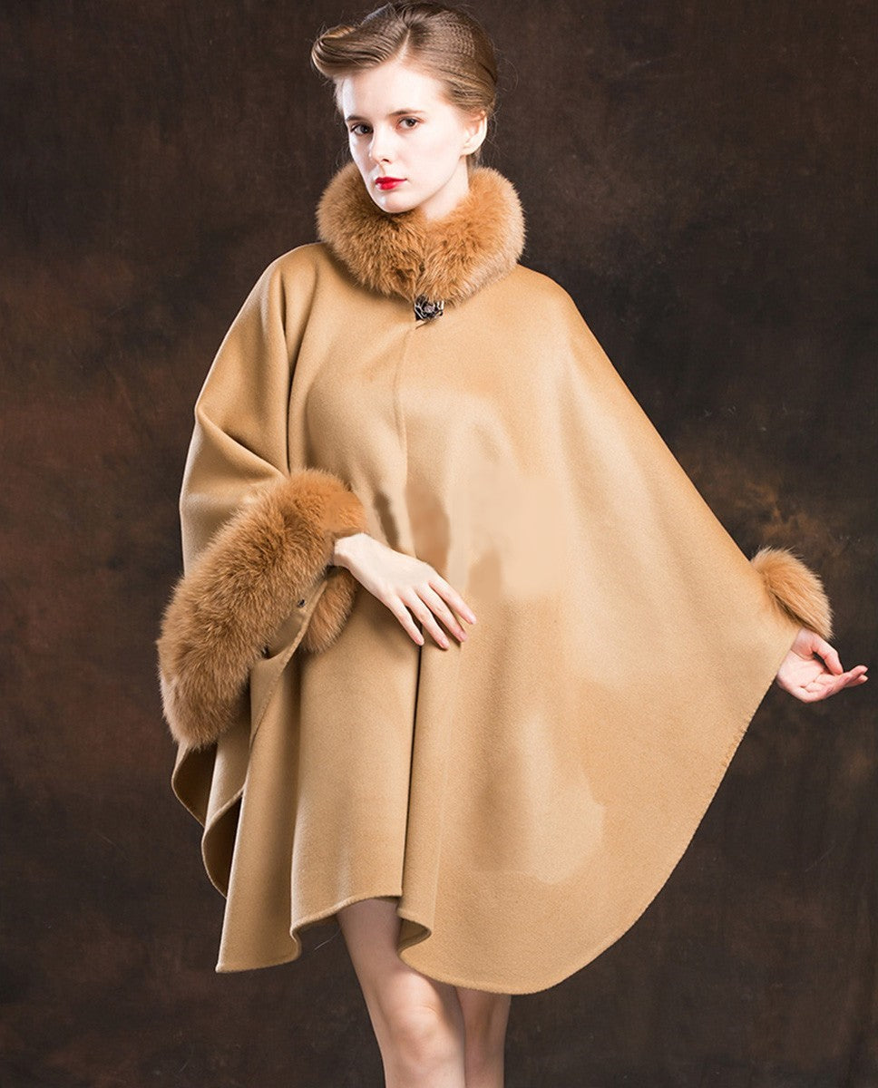 Damen-Cape aus hellbraunem Stoff mit Kunstpelzkragen und -manschetten, elegant und stilvoll.