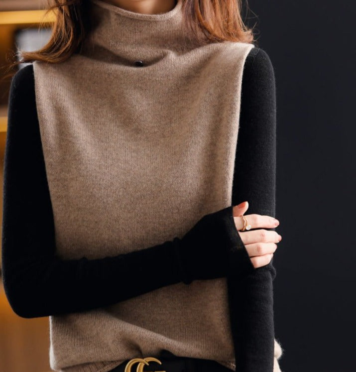 Frau trägt beige Rollkragenpullover mit schwarzen Ärmeln, elegantes Winteroutfit.