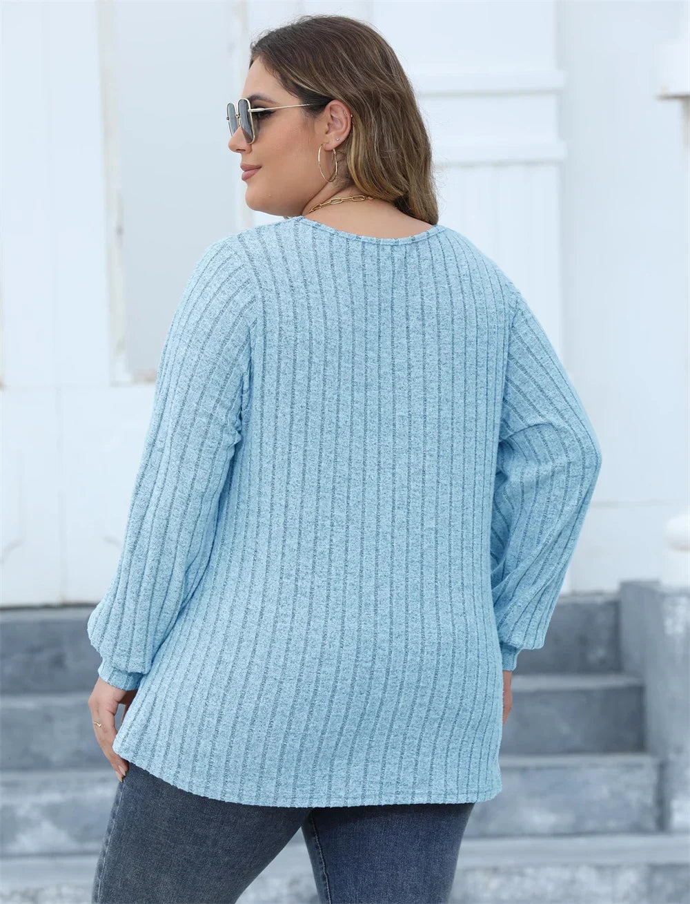 Frau in hellblauem Strickpullover, Plus-Size-Mode, lässiger Stil, Rückansicht, Herbstmode.