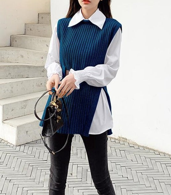 Frau in blauem Strickpullover mit weißer Bluse, schwarze Hose, modisches Outfit, Treppe.
