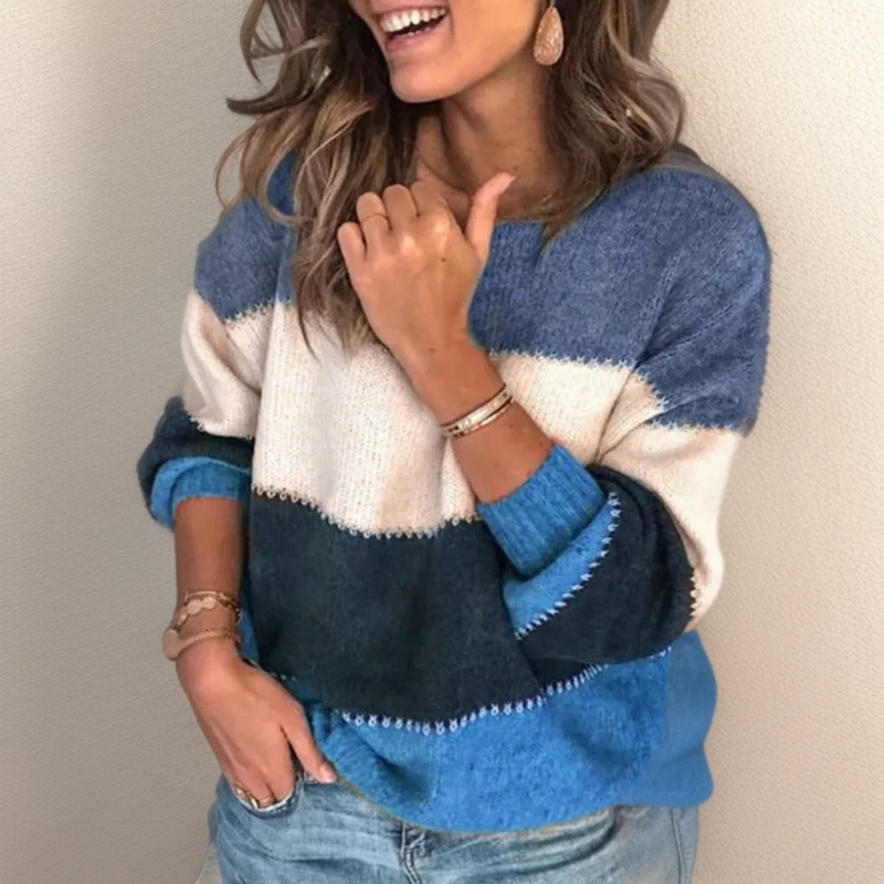 Frau trägt gestreiften Pullover in Blau und Weiß, lässiger Stil, Herbstmode, Damenbekleidung.