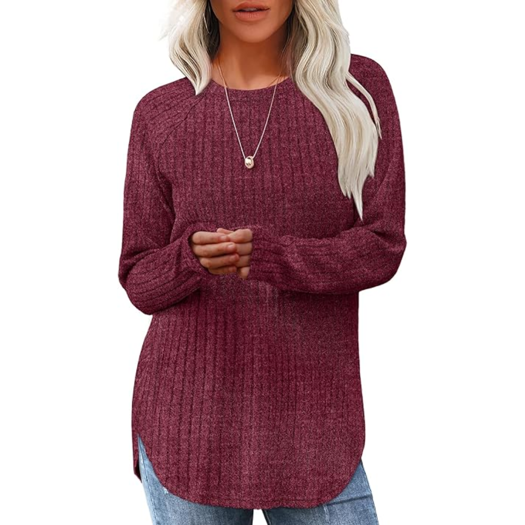 Frau in bordeauxrotem Strickpullover, Rundhalsausschnitt, lange Ärmel, lässiger Stil.