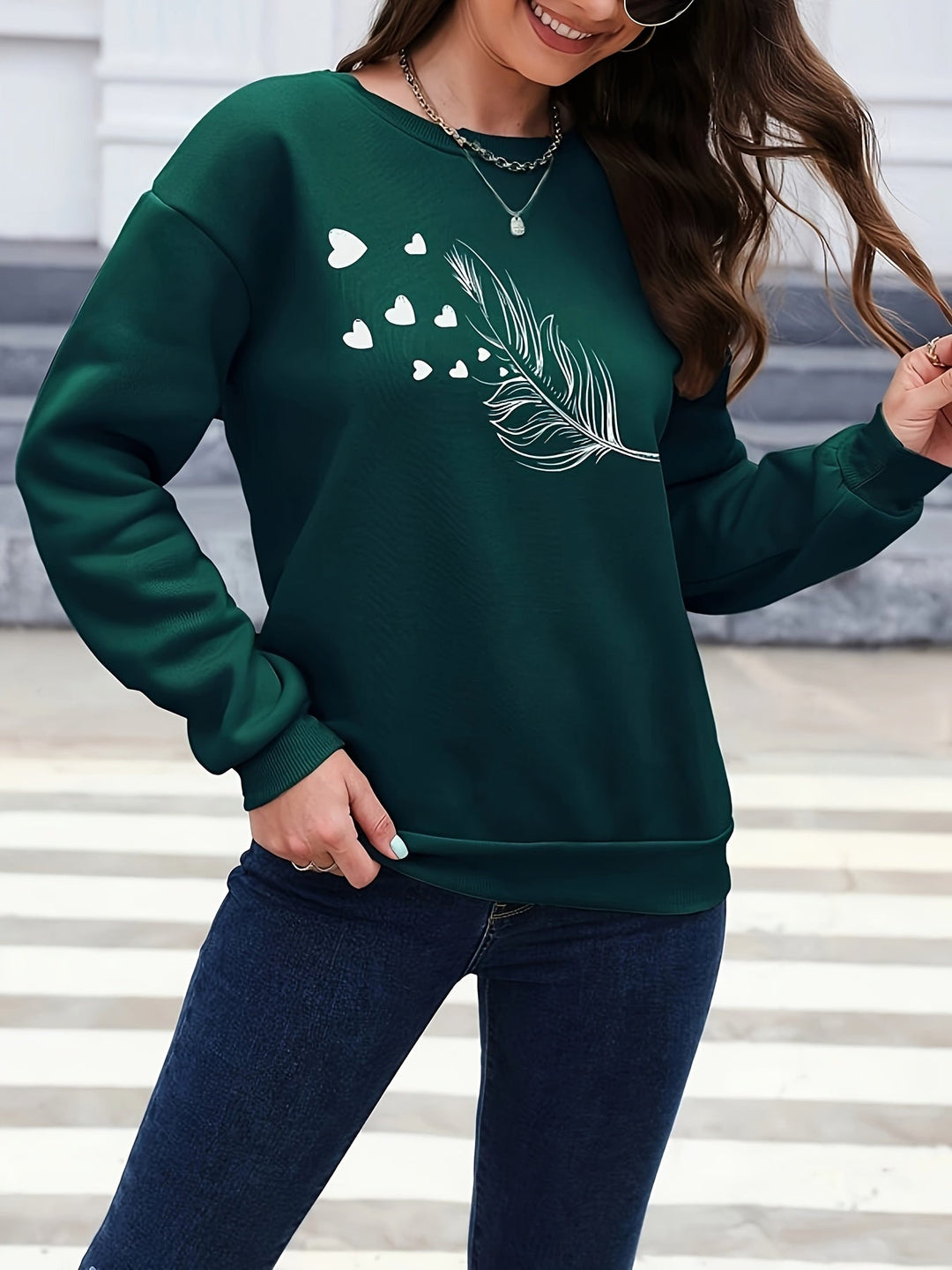 Dunkelgrüner Damenpullover mit Feder- und Herzmotiv, lässig, Baumwolle, modisch.