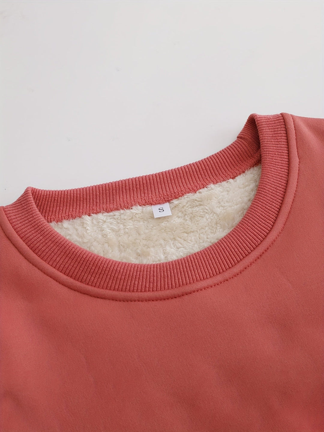 Roter Damenpullover mit Fleecefutter, Rundhalsausschnitt, weiches Material, Wintermode.