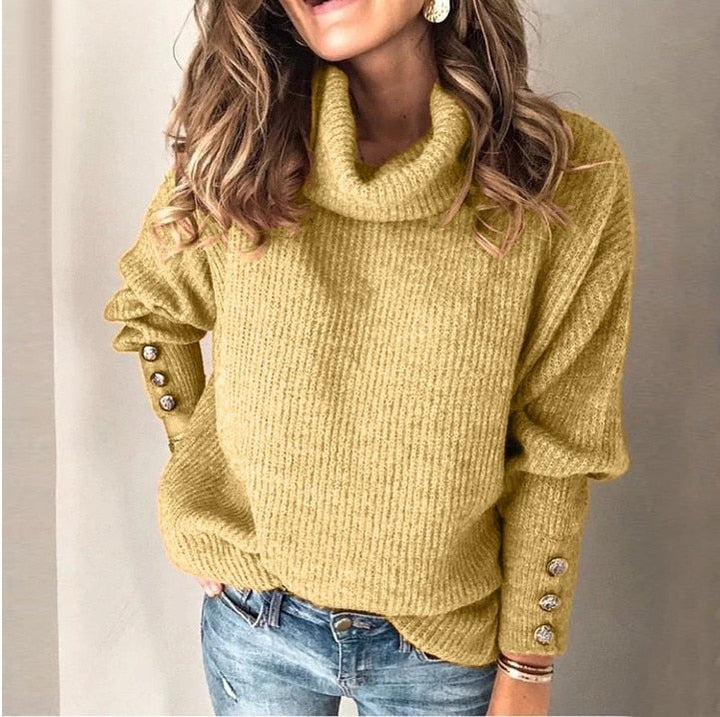 Frau trägt gelben Rollkragenpullover mit Knöpfen, lässiger Strick, modisch, Herbstmode.