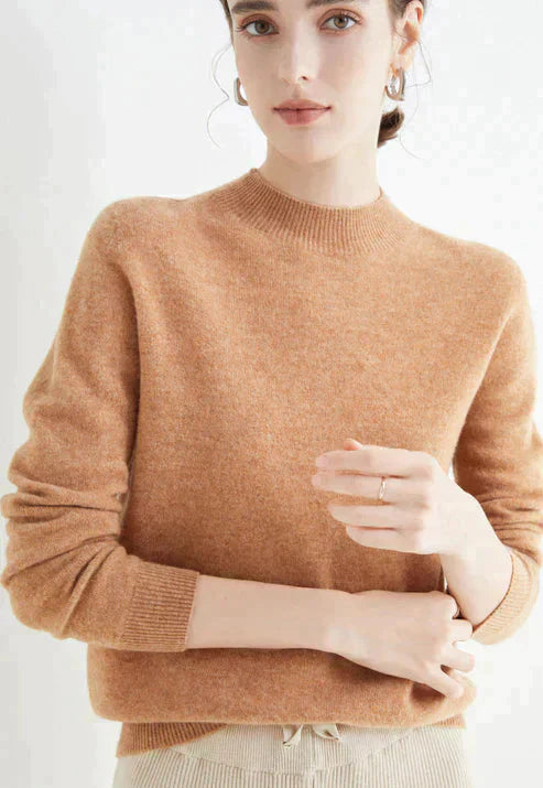 Frau trägt hellorange Pullover, Carmela Comfort, Freizeit, Luca Norelli, Damenmode, elegant.