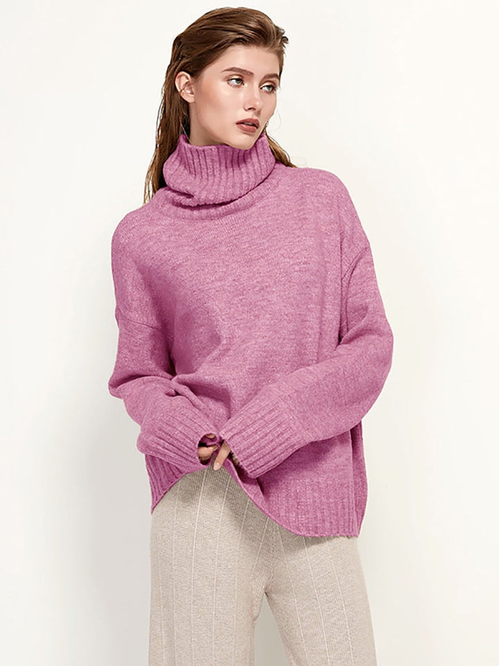 Frau in rosa Rollkragenpullover aus Wolle, lässig, modisch, Herbstmode, Damenbekleidung.