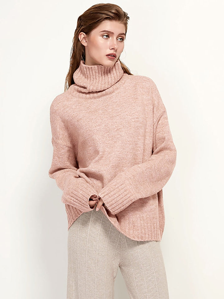 Frau in rosa Rollkragenpullover aus Wolle, lässig, modisch, Herbstmode, Damenbekleidung.