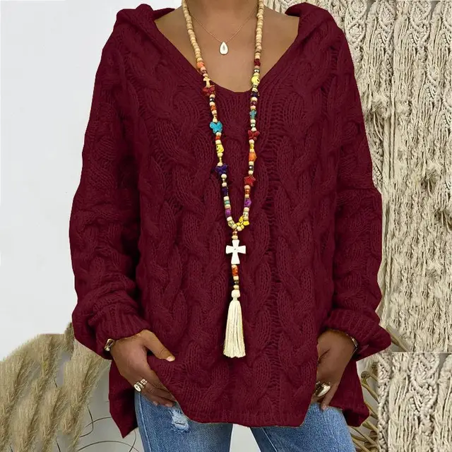 Frau in rotem Strickpullover mit Kapuze und bunter Halskette, lässige Mode, Herbstkleidung.