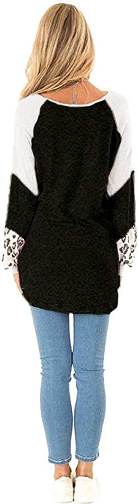 Frau in schwarzem Langarmshirt mit Leopardenmuster und blauer Jeans von hinten.