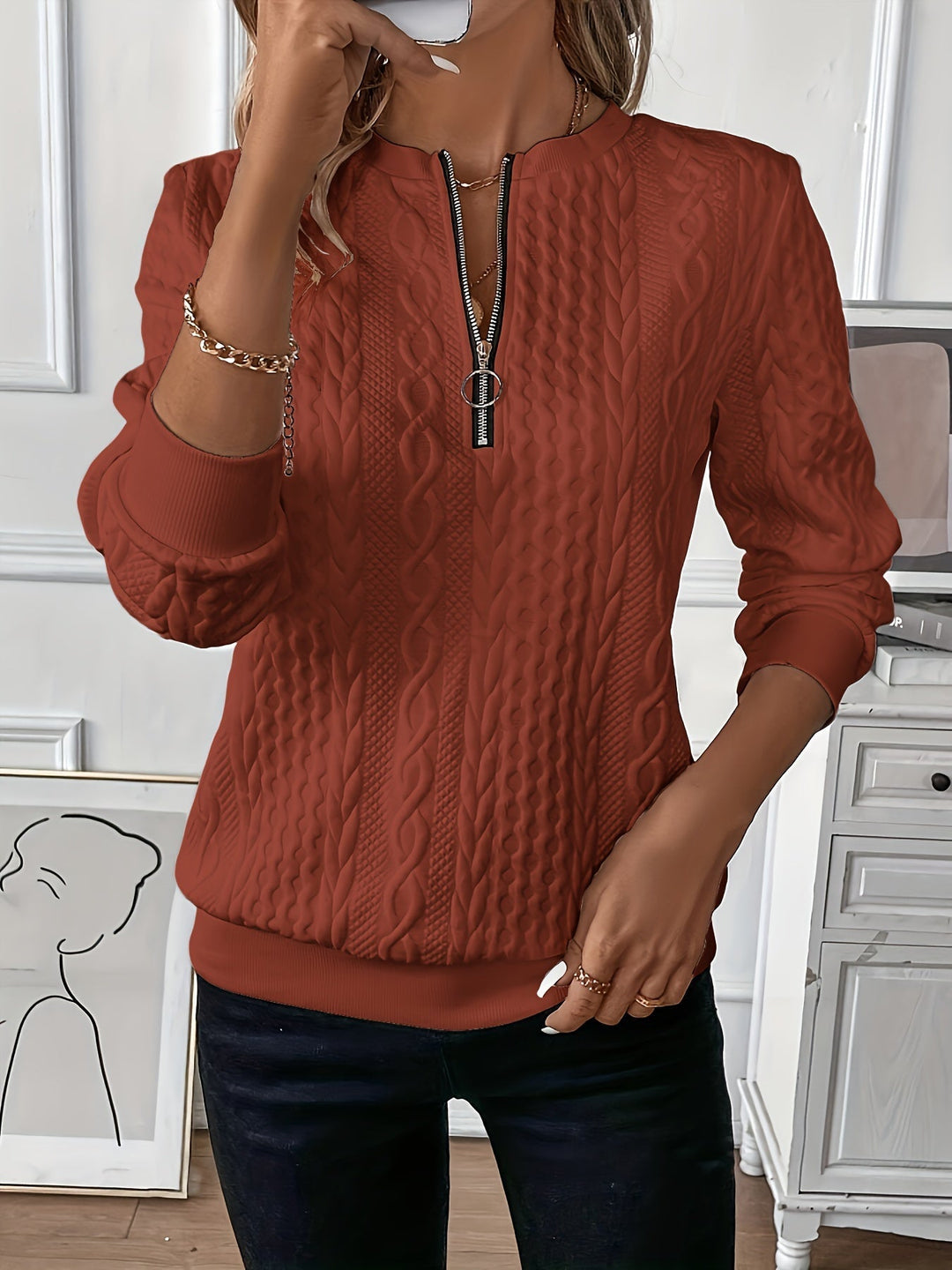 Frau in rotem Strickpullover mit Reißverschluss, modisch, elegant, Herbstmode, Damenbekleidung.