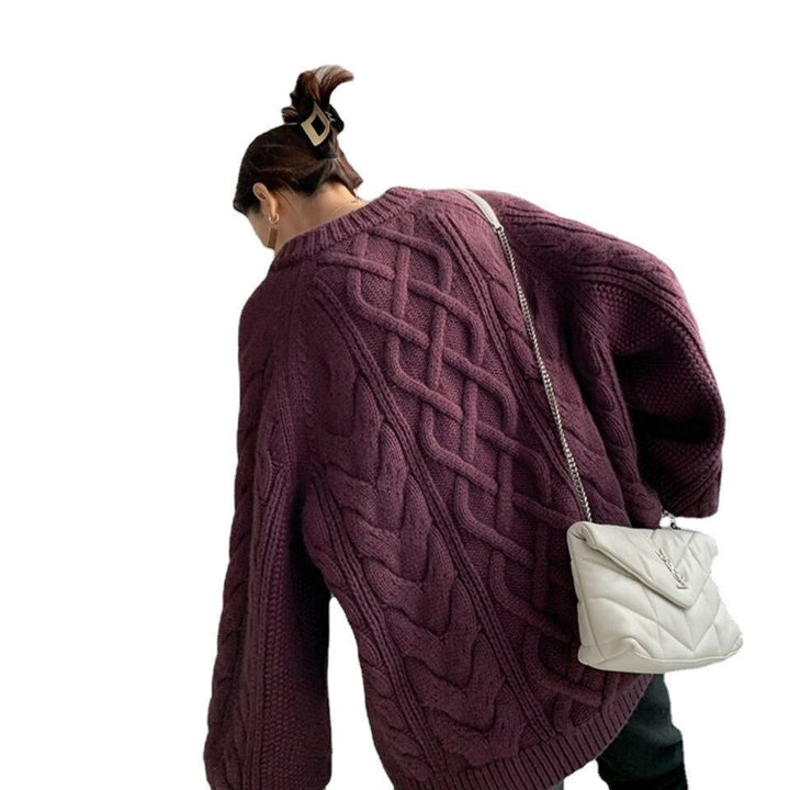 Frau in lila Strickpullover mit Zopfmuster und weißer Umhängetasche, modisch, elegant.