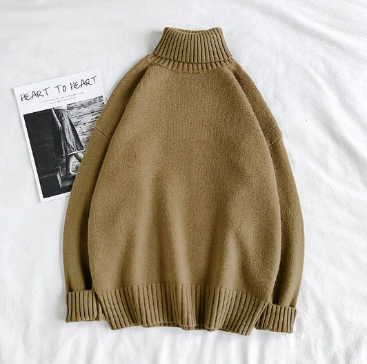 Brauner Strickpullover mit Rollkragen aus Wolle auf weißem Hintergrund, gemütliche Wintermode.
