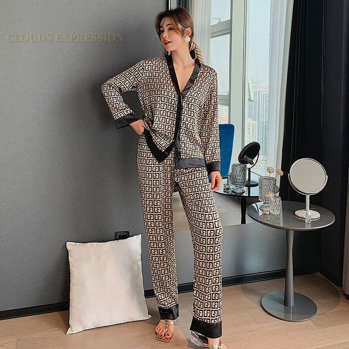 Frau in gemustertem Pyjama-Set, schwarz-weiß, elegant, bequem, modernes Schlafzimmer.