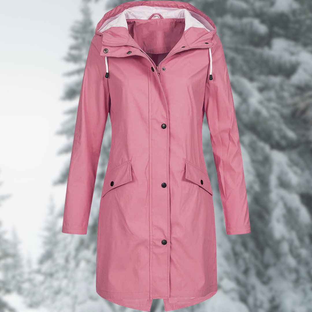 Rosa Damen-Regenmantel mit Kapuze, wasserdicht, Wintermode, vor verschneitem Waldhintergrund.