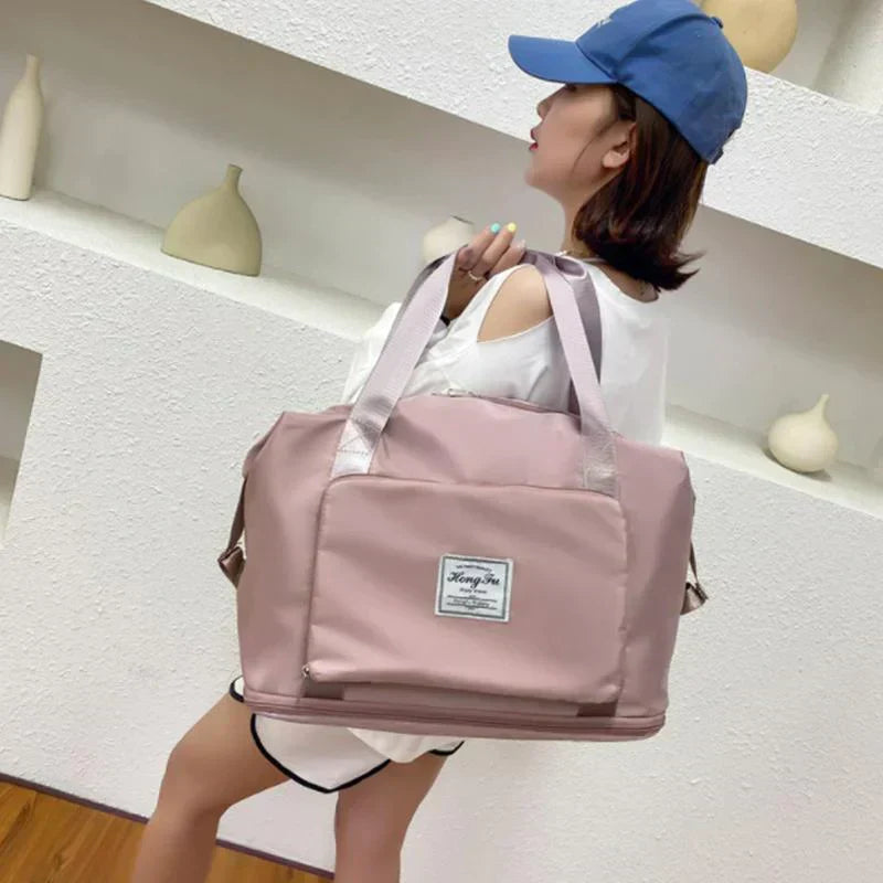 Frau mit rosa Reisetasche, Baseballkappe, weißem Oberteil, moderne Inneneinrichtung.