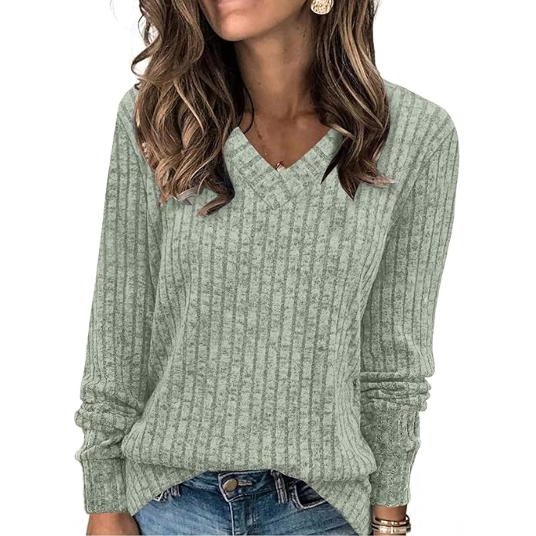 Frau in grauem Strickpullover mit V-Ausschnitt, lässiger Stil, Herbstmode, Damenbekleidung.
