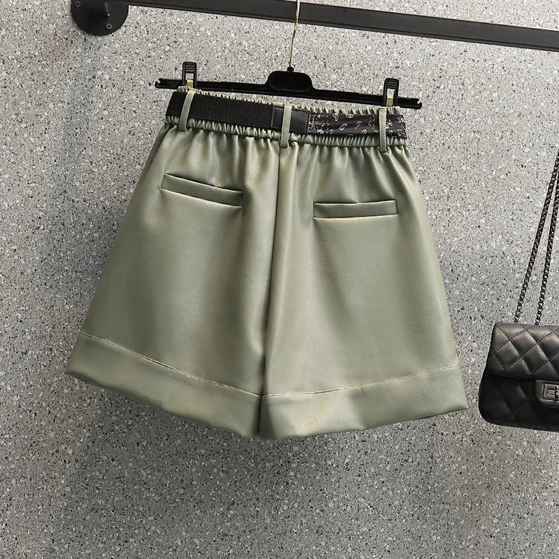 Grüne Ledershorts mit Taschen, elastischer Bund, Damenmode, elegant, modern.