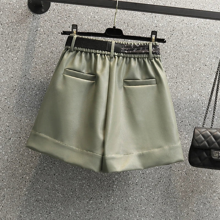 Grüne Ledershorts mit Taschen, elastischer Bund, Damenmode, elegant, modern.