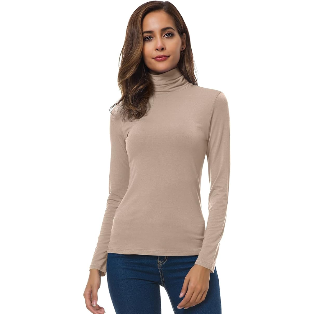 Frau in beigem Rollkragenpullover, langärmelig, modisch, bequem, Damenmode, Freizeitkleidung.