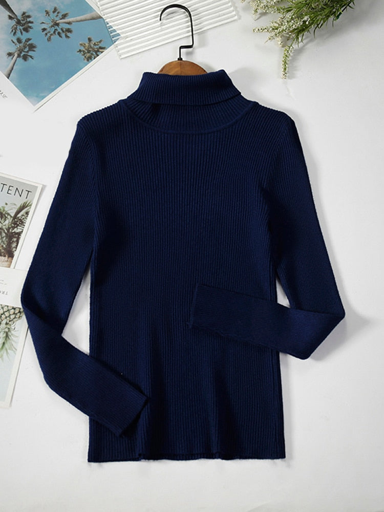 Dunkelblauer Rollkragenpullover aus Strickstoff, langärmelig, elegant und warm.