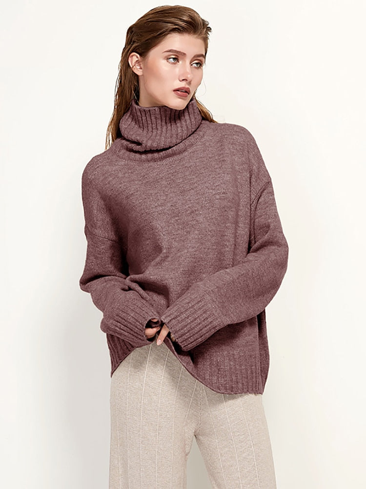 Frau in braunem Rollkragenpullover aus Wolle, lässiger Stil, Herbstmode.