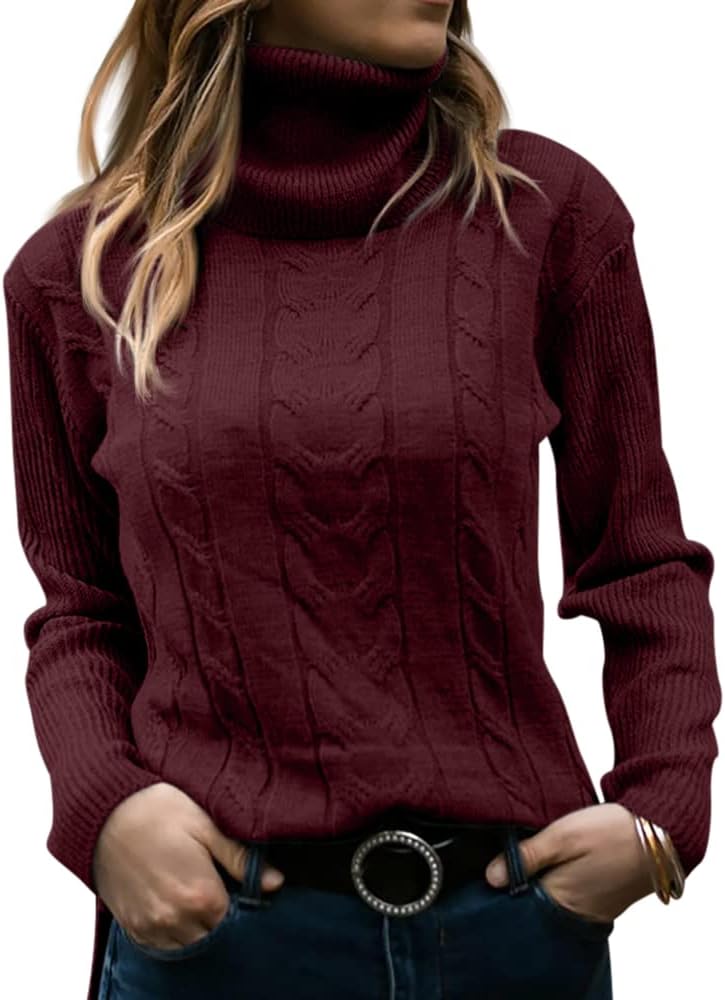 Frau mit weinrotem Rollkragenpullover, Zopfmuster, lässig, Herbstmode, Damenbekleidung.