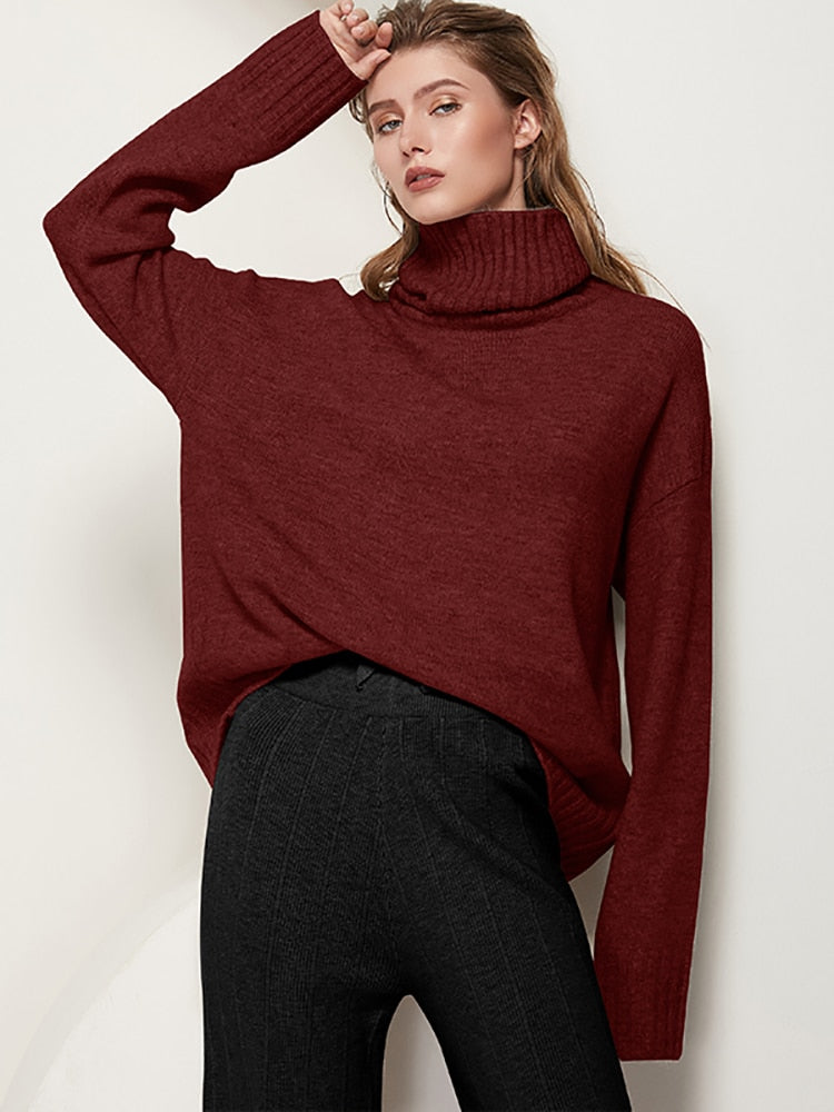 Frau in rotem Rollkragenpullover, Strick, lässig, Herbstmode, Damenbekleidung, elegant.