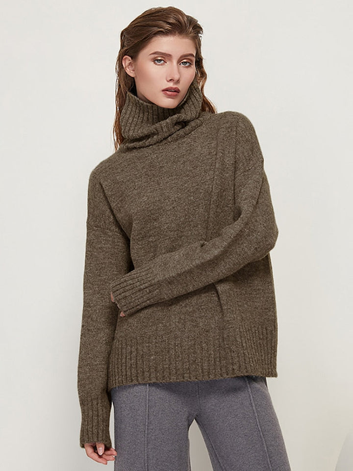 Frau in braunem Rollkragenpullover aus Wolle, modisch, elegant, Herbstmode, Damenbekleidung.