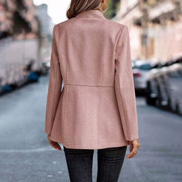 Frau in rosa Blazer aus Wolle auf Stadtstraße, modische Damenbekleidung, Herbstmode.