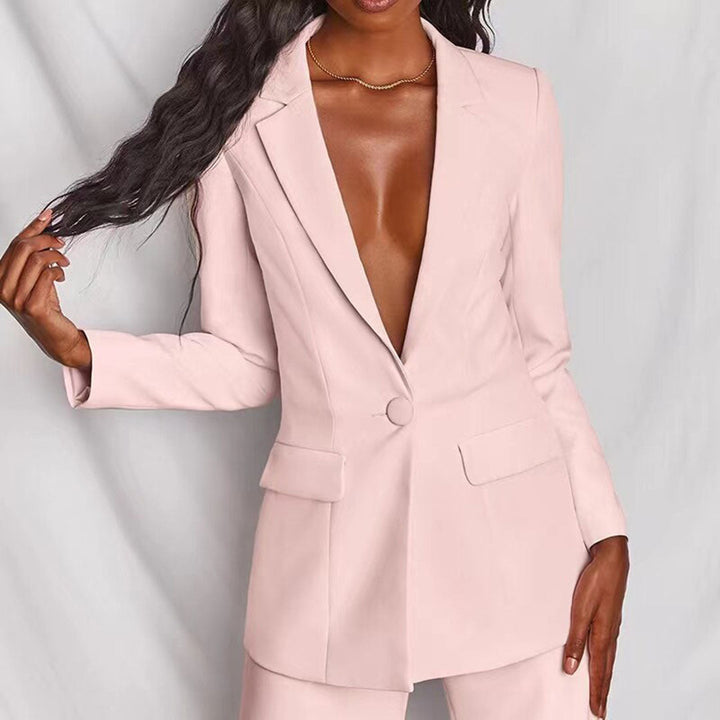 Frau in rosa Blazer, eleganter Damenanzug, modische Businesskleidung, langärmelig, V-Ausschnitt.