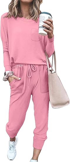 Frau in rosa Freizeitanzug mit Kaffeebecher und Tasche, bequeme Damenmode.