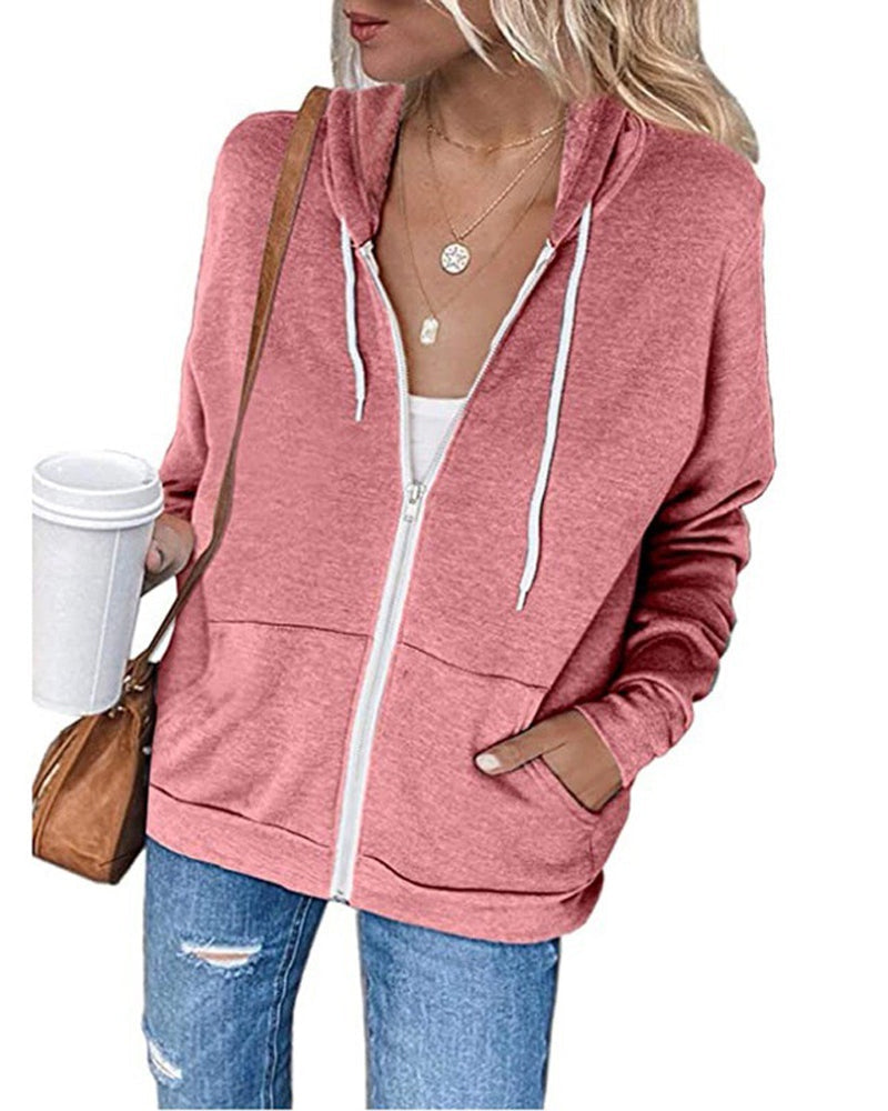 Frau in rosa Kapuzenjacke mit Kaffeebecher, lässige Mode, Damenbekleidung, Streetstyle.