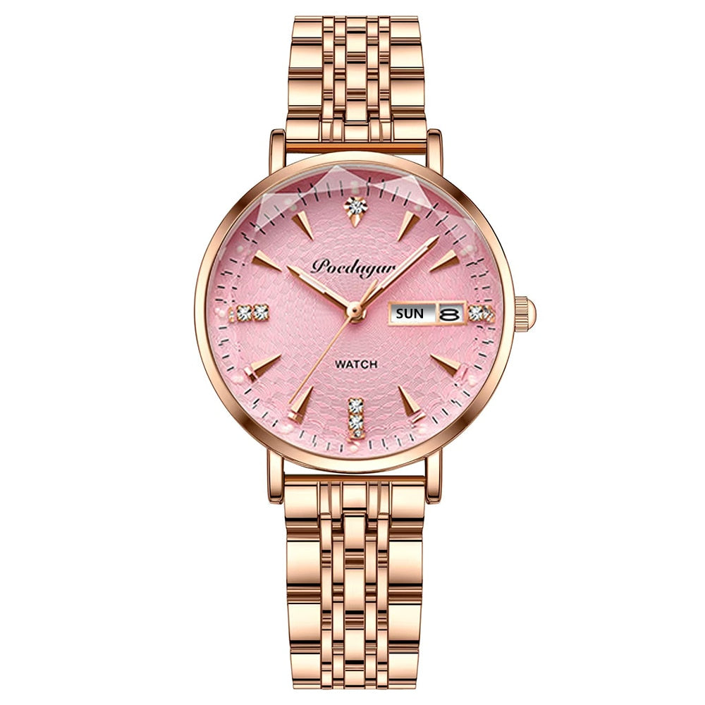 Roségoldene Damenarmbanduhr mit rosa Zifferblatt, Datumsanzeige und Strasssteinen.