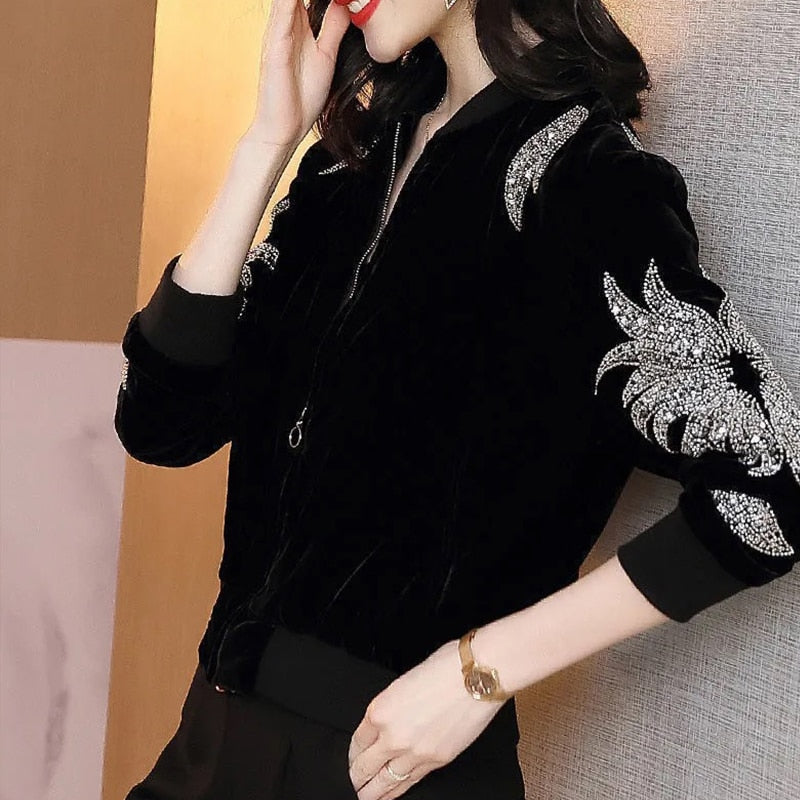 Damen schwarze Samtjacke mit glitzernden Stickereien, modisch, elegant, Herbstmode.