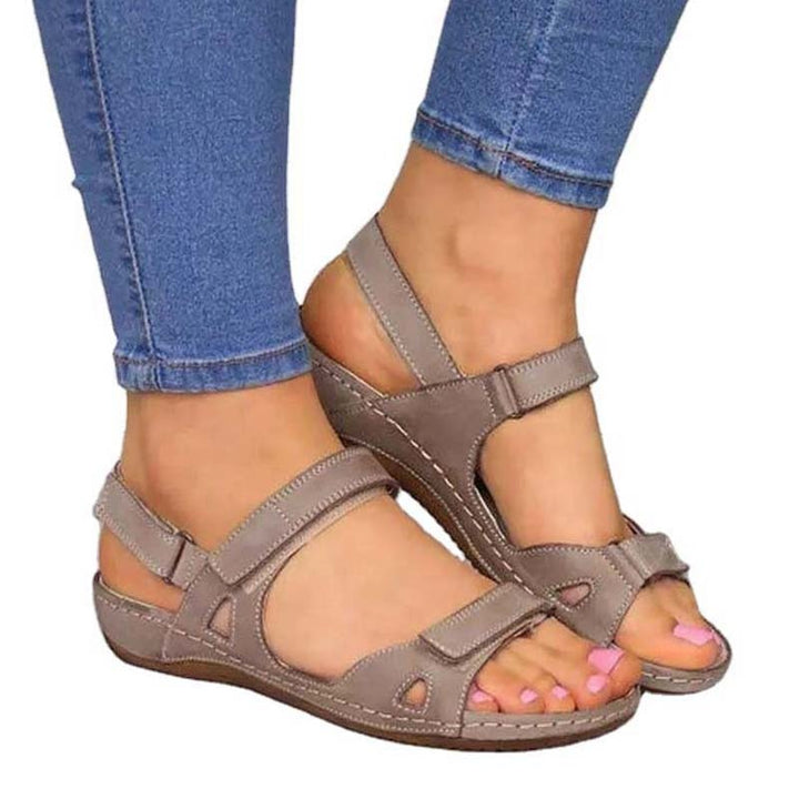 Damen Sandalen, beige, Leder, Klettverschluss, bequem, Sommermode, Freizeit, flach, elegant.