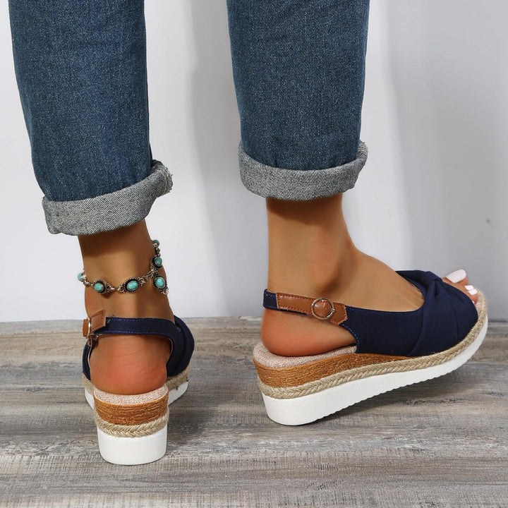 Damen Sandalen, blau, Keilabsatz, bequem, Sommermode, Jeans, Fußkettchen, Holzoptik-Boden.