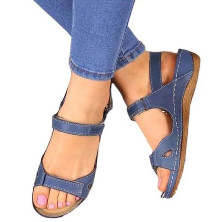 Blaue Damen-Sandalen aus Leder, bequem, mit Klettverschluss, ideal für Sommermode.