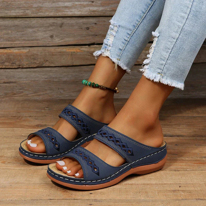 Damen Sandalen blau, Leder, Sommerschuhe, bequem, modisch, Freizeit, Holzoptik Hintergrund.