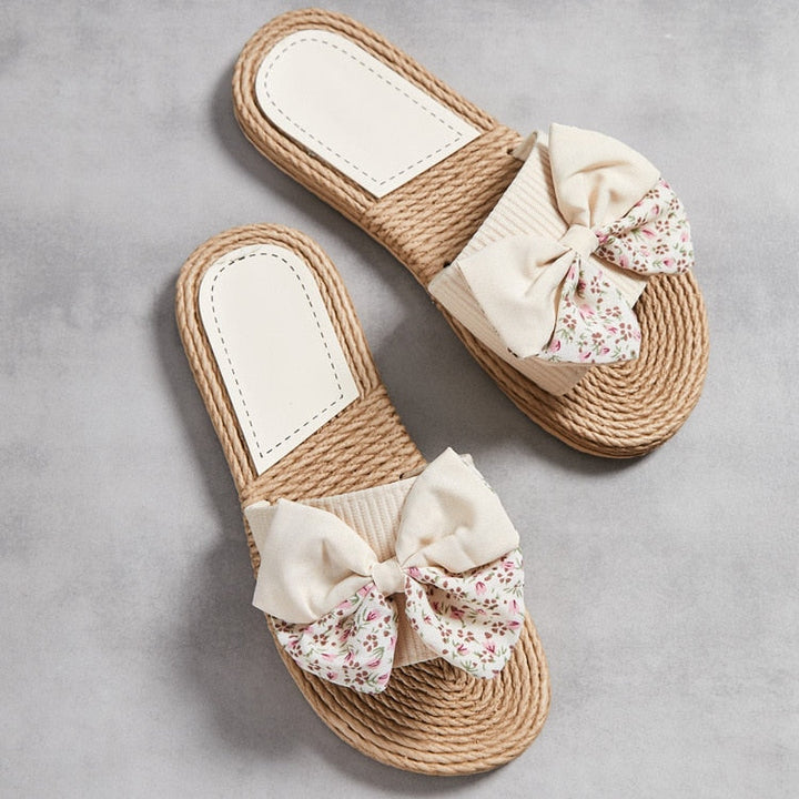 Beige Damen-Sandalen mit Blumenmuster, Schleife, geflochtene Sohle, Sommermode.