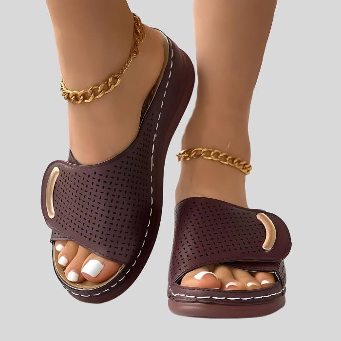 Damen Sandalen, braun, Leder, perforiert, modisch, bequem, Sommer, goldene Ketten, Fußbekleidung