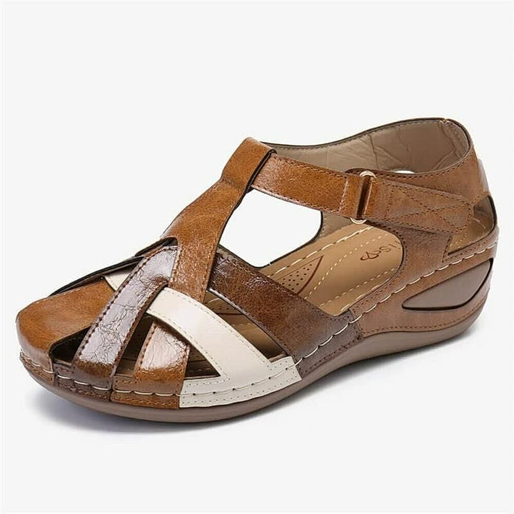 Braune Damen-Sandale aus Leder mit Keilabsatz, modisch und bequem für den Sommer.
