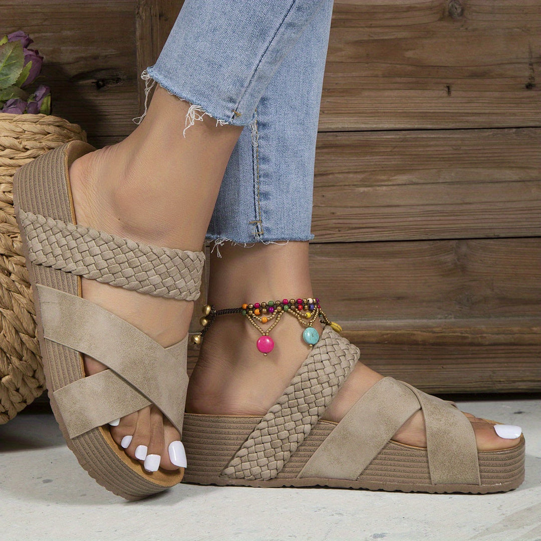 Beige Damen Sandalen mit Keilabsatz, geflochtenem Riemen, ideal für Sommermode.