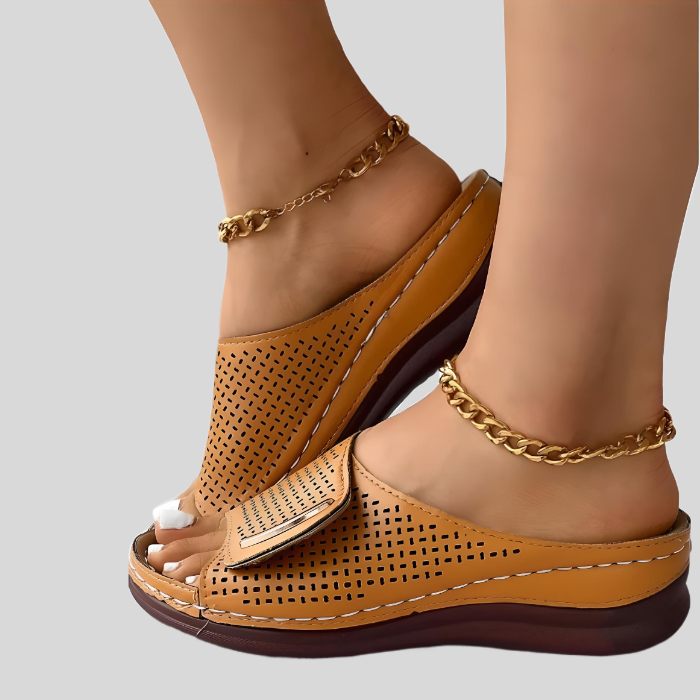 Damen Sandalen, braun, Leder, Keilabsatz, perforiert, modisch, bequem, Sommer, Fußkettchen.